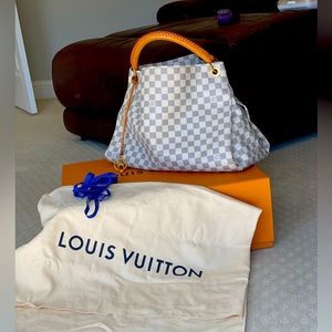 Louis Vuitton Artsy Handbag Damier MM